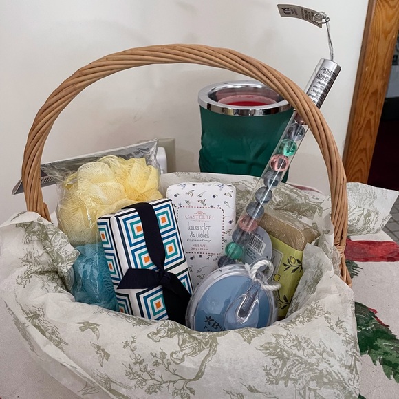 Toiletries basket - Picture 1 of 3